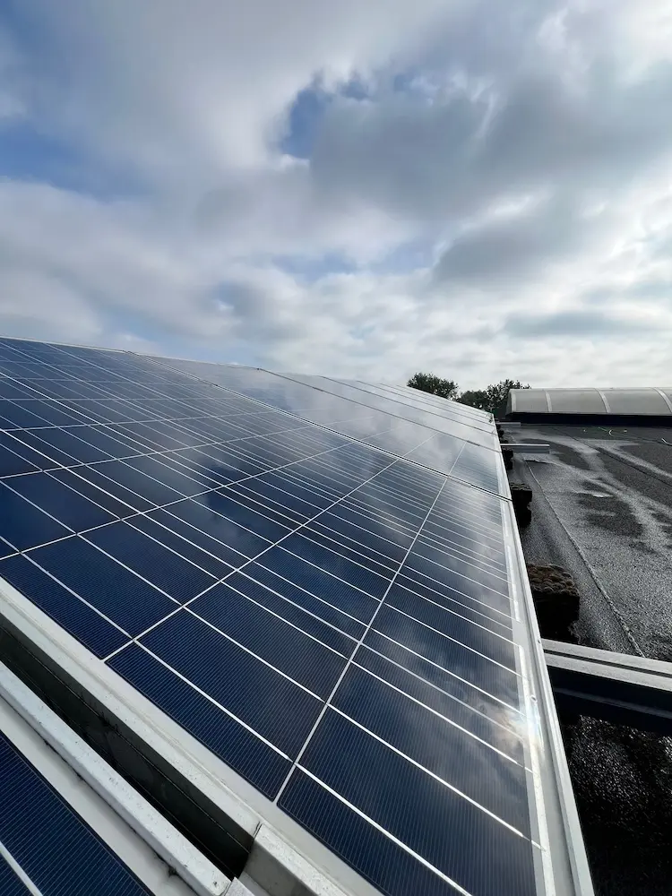 Reiniging van zonnepanelen op bedrijfsgebouw